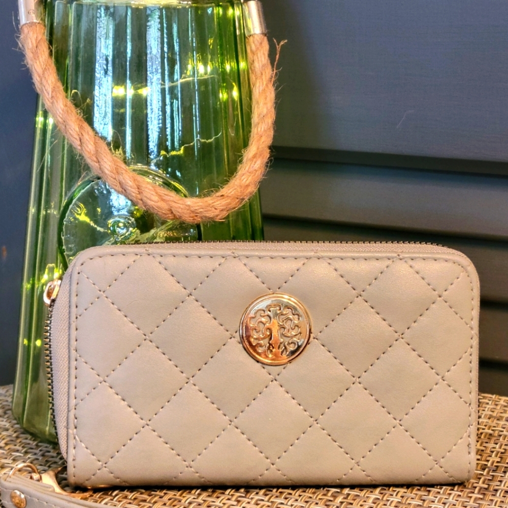 🦚 Elegant Gray Quilted Wallet